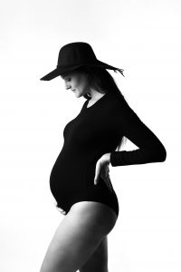 Photo de femme enceinte en noir et blanc en body en studio