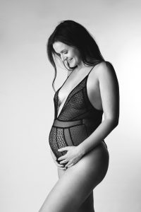 Photo de femme enceinte en noir et blanc en studio