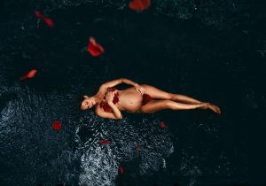 tarifs photographe Brest photo d'une séance grossesse in the water dans l'eau