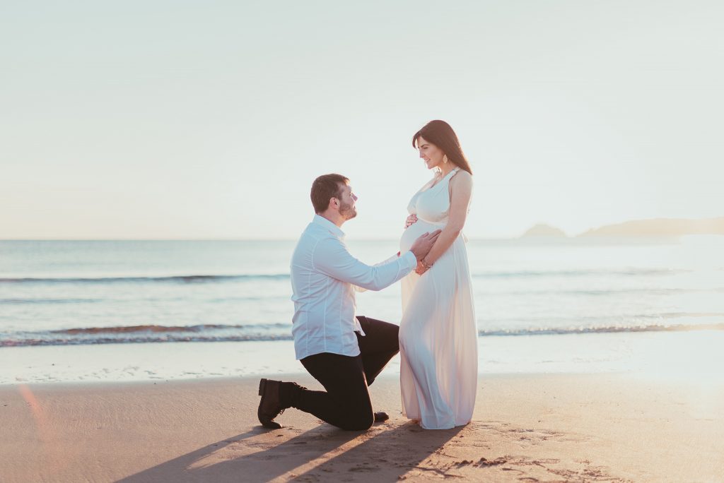 séance photo grossesse extérieur couple plage