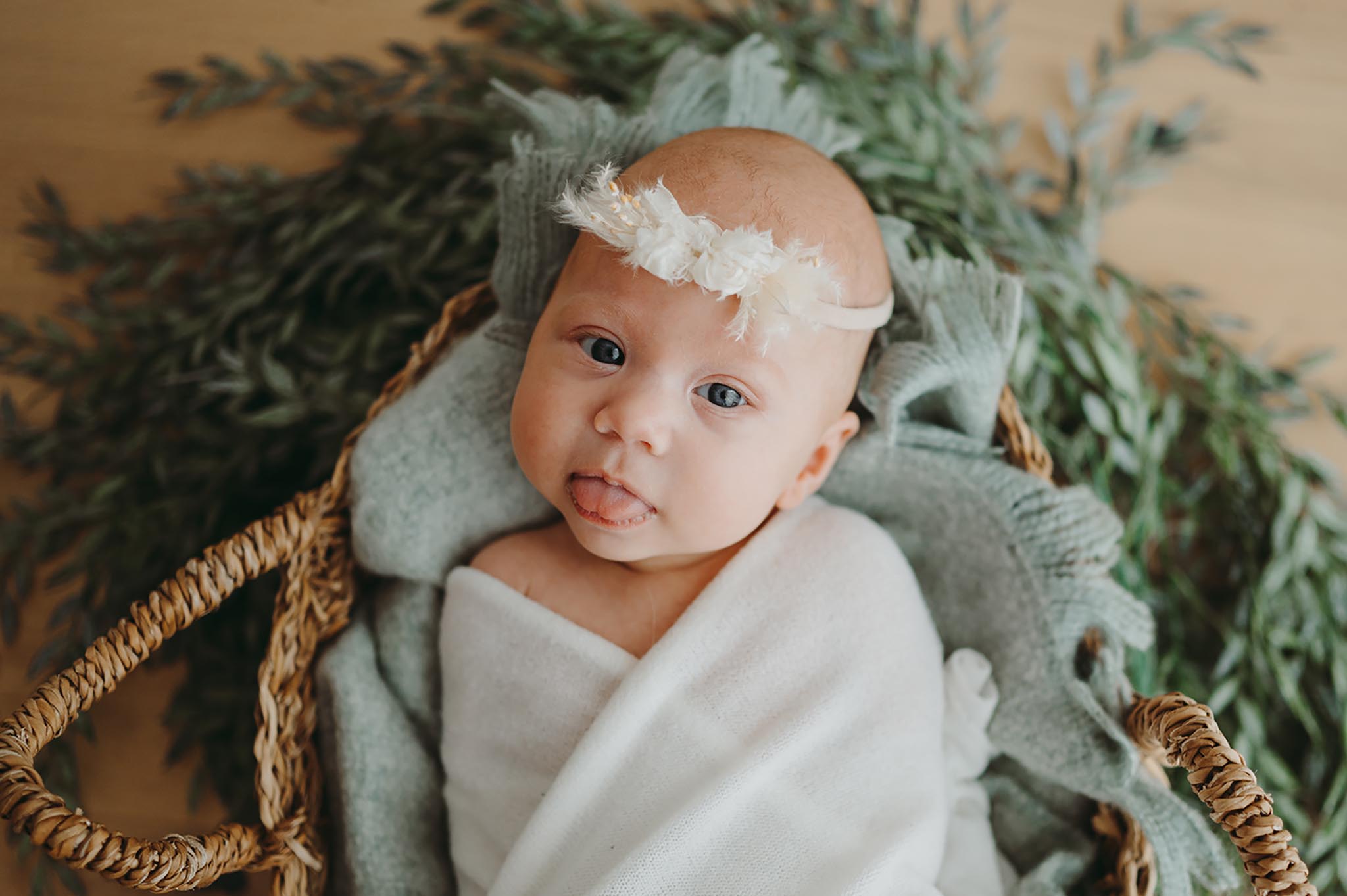 Photo d'un bébé dans un décor de photographe